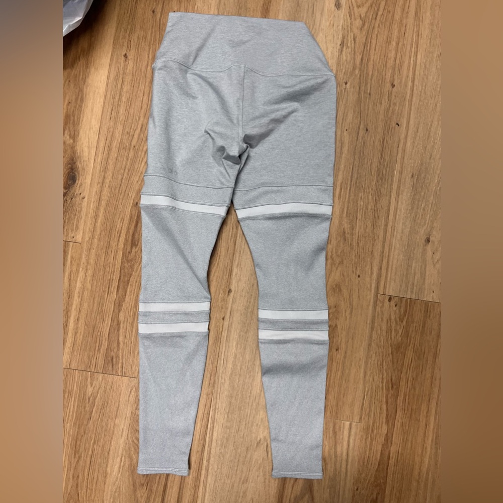 ALO yoga gray woman’s size M leggings